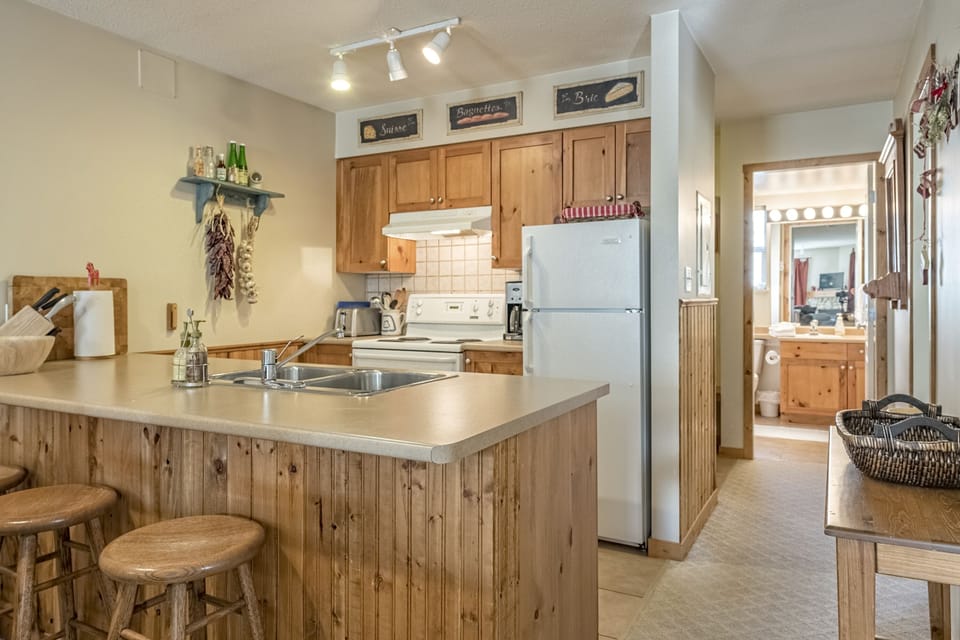 Fully Stocked Kitchen with Breakfast Bar - Seats 3 