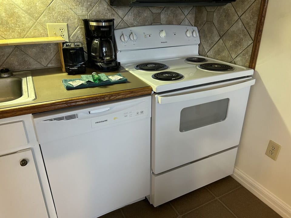 Brand new dishwasher and stove (Nov. 2024)