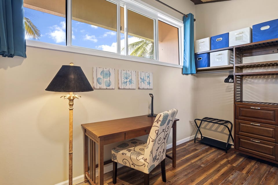 Desk workspace in Upstairs bedroom
