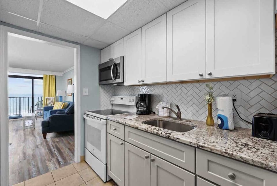 Other photo of the kitchen for reference