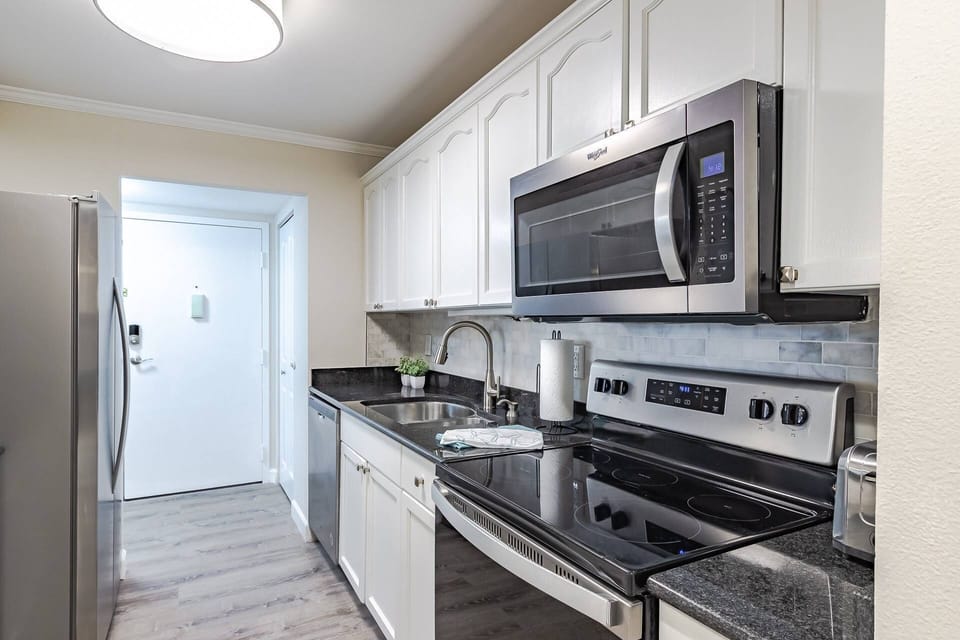 Condo (Harbor Towers End Unit Pool & Bay Vie) | Exterior