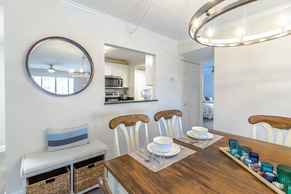 Condo (Harbor Towers End Unit Pool & Bay Vie) | Exterior