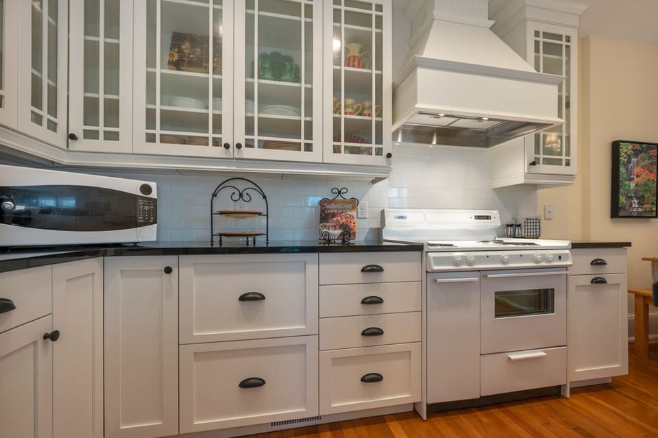 Fully Equipped Kitchen w/ a Retro Electric Range