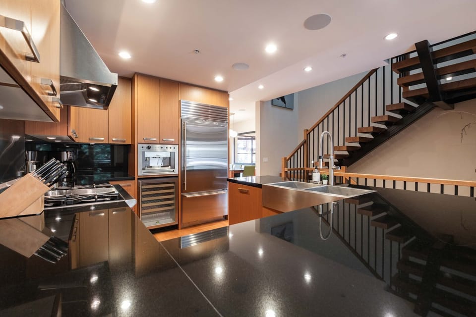 Full kitchen: Stainless steel appliances
