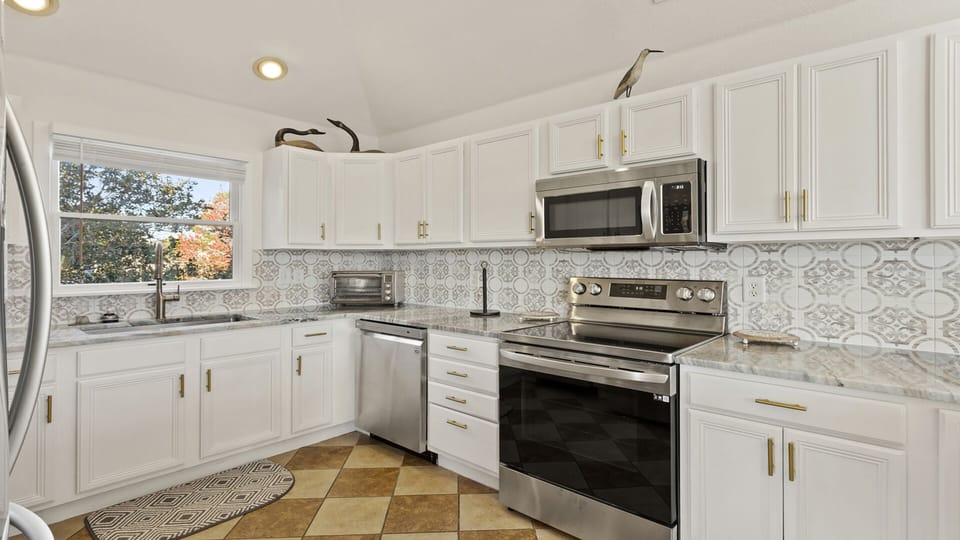 Impress the whole family when you create a delicious meal of local seafood in the Kitchen which boasts plenty of convenient appliances and 2 dishwashers.