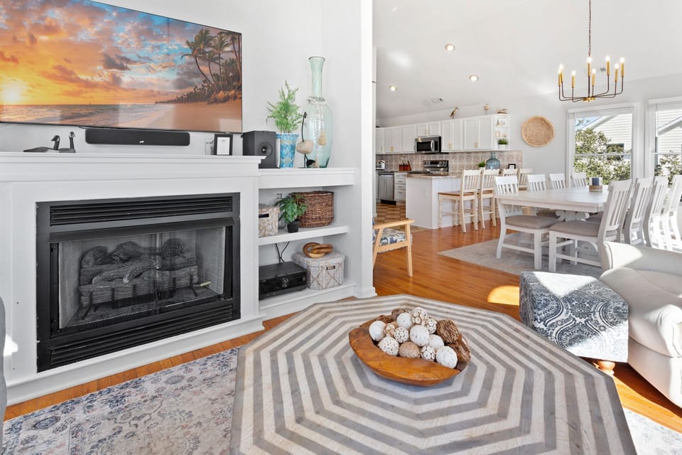 Relax in the spacious Living Area where you can bask in the brilliant natural light of multiple floor-to-ceiling windows. (Please Note: The fireplace is not for guest use.)