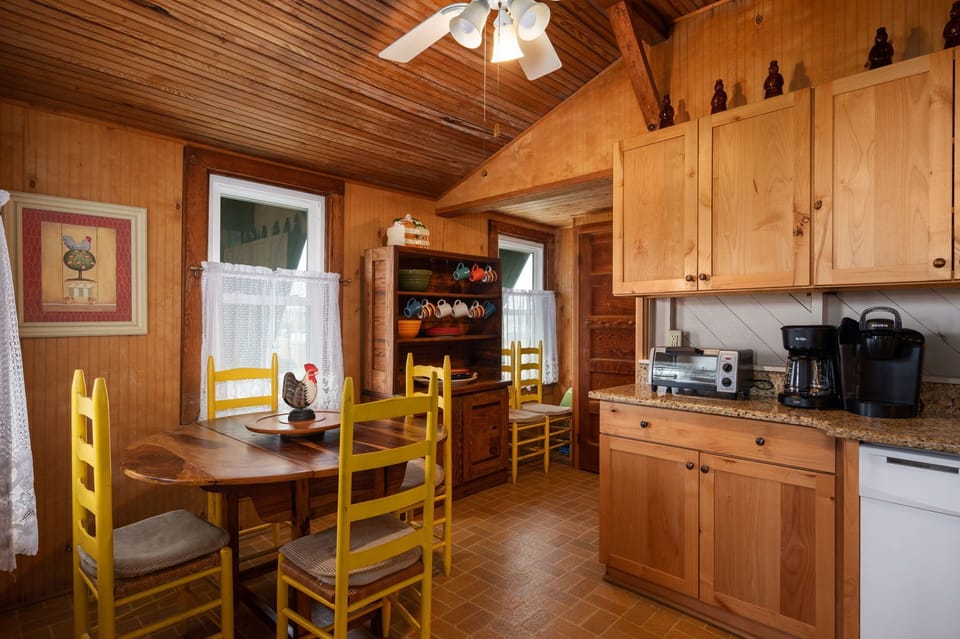 NH222: Island Dancer | Dining Area