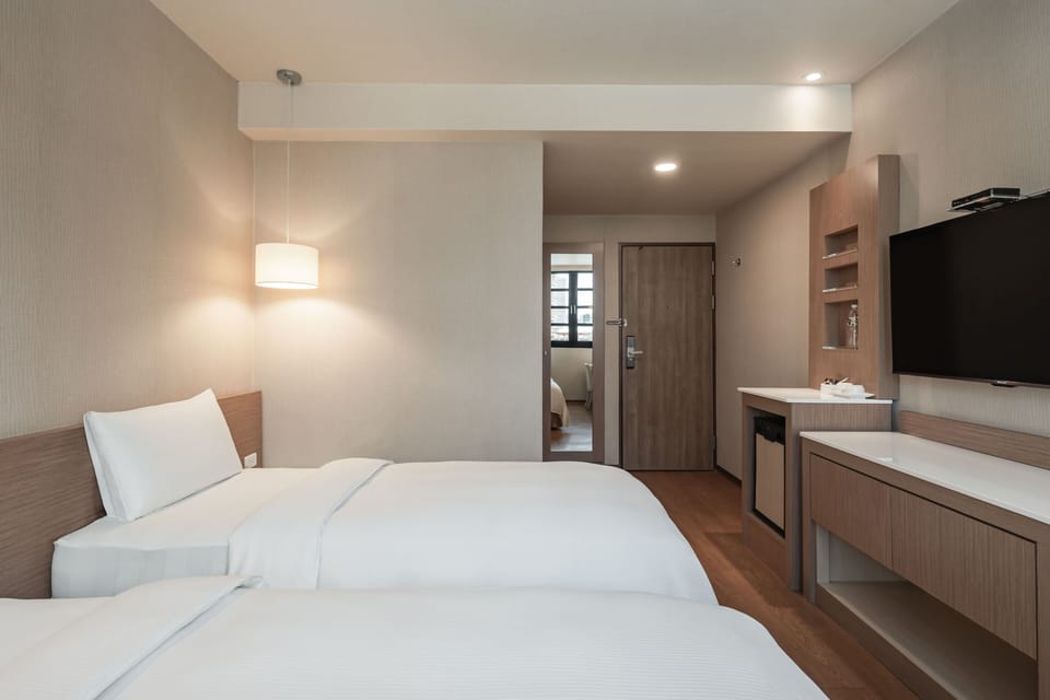 Business Twin Room, 2 Twin Beds | Living area | 47-inch LED TV with cable channels, TV