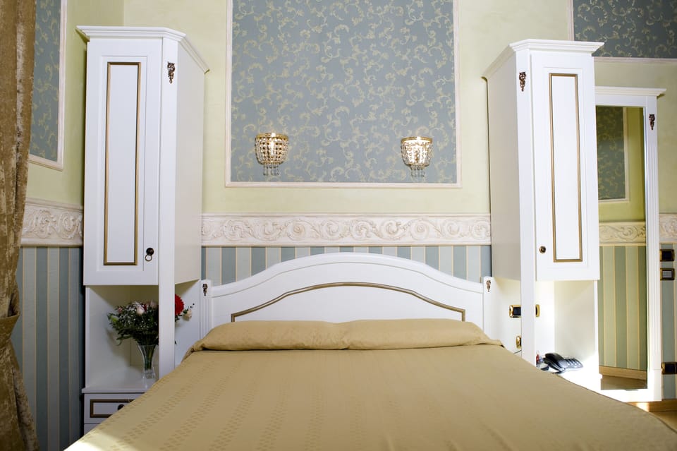 Deluxe Double or Twin Room | In-room safe, desk, laptop workspace, blackout drapes