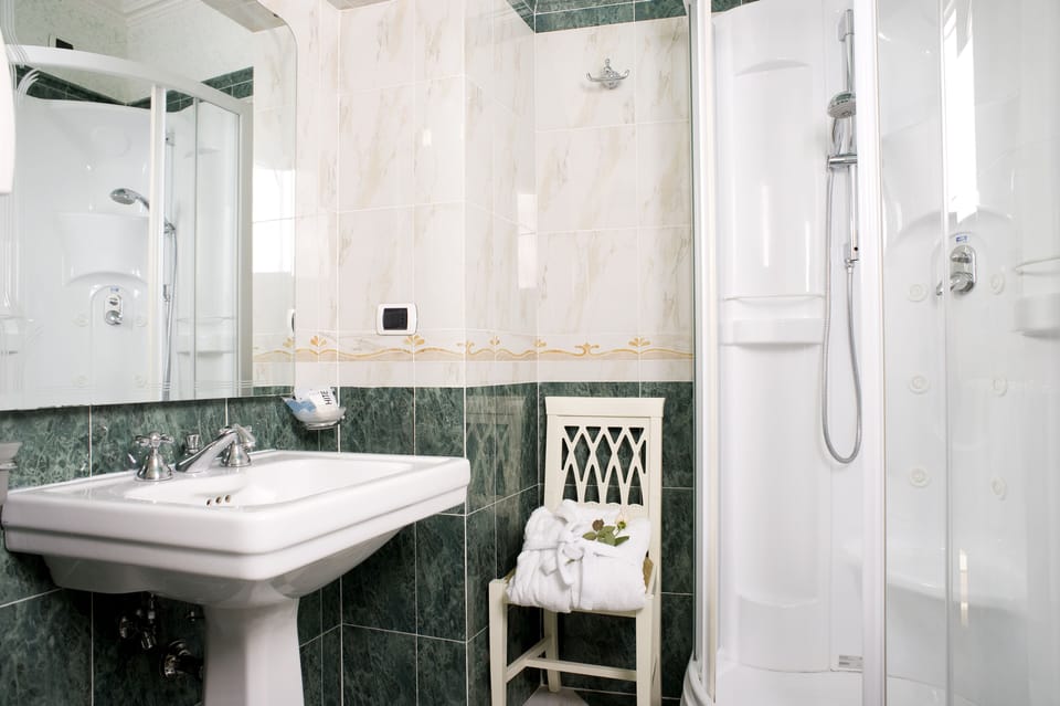 Deluxe Triple Room | Bathroom | Shower, rainfall showerhead, hair dryer, towels