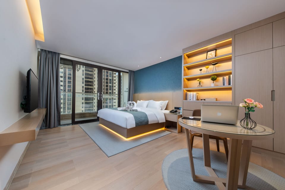 Deluxe Studio Suite | Individually decorated, individually furnished, desk, laptop workspace