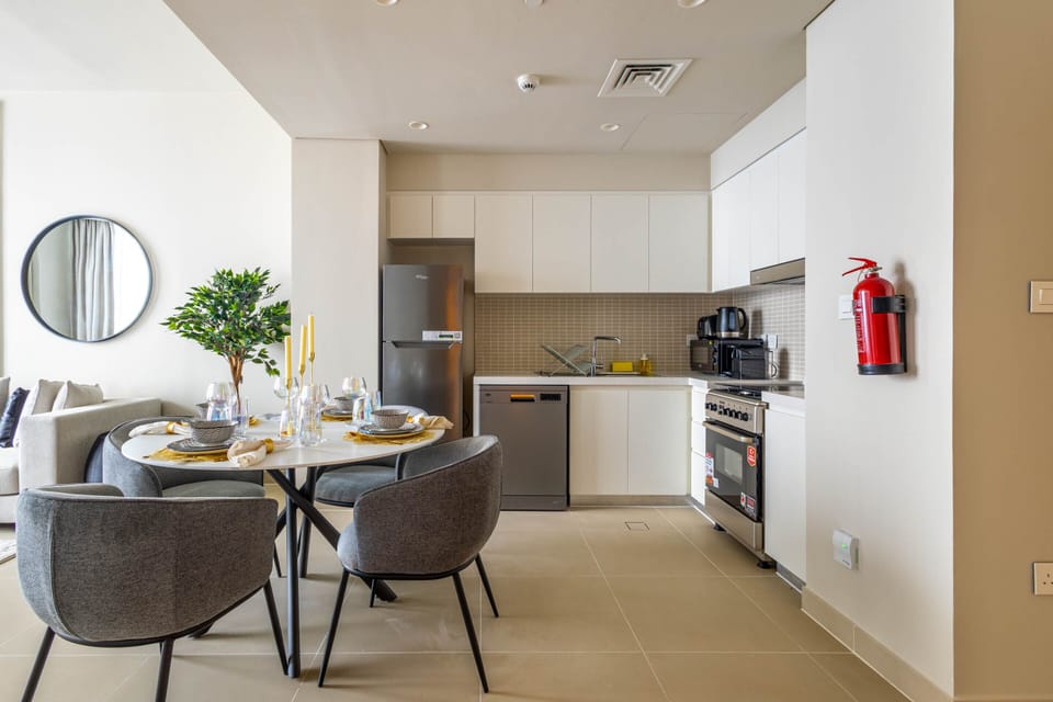 Comfort Apartment | Private kitchen | Fridge, cookware/dishes/utensils