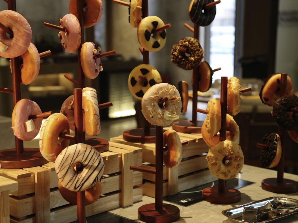 Daily buffet breakfast (CNY 158 per person)