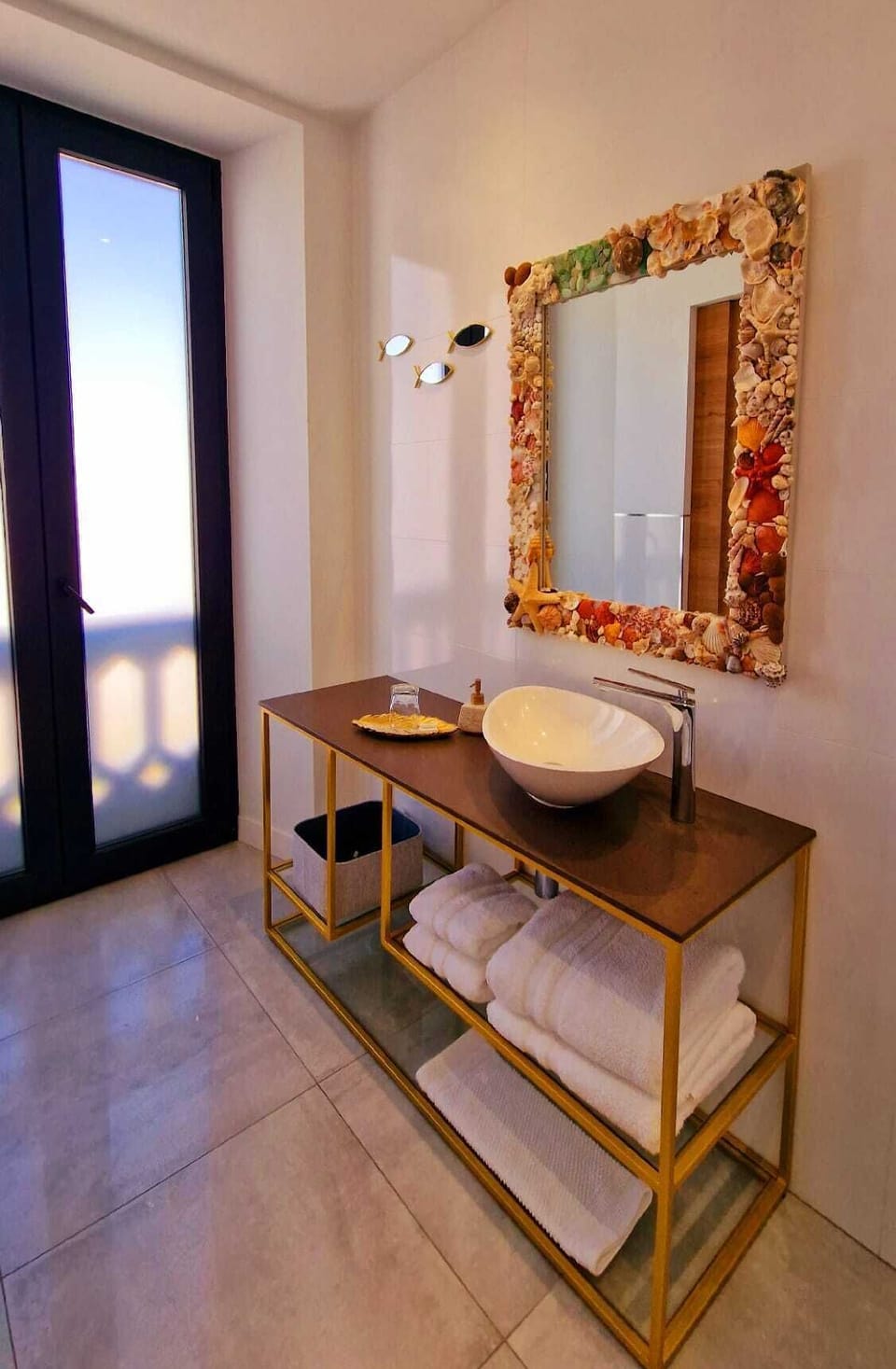 City Room | Bathroom | Hair dryer, bidet, towels, soap