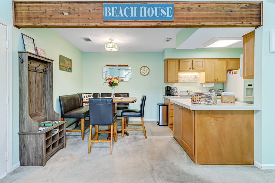 Condo, 2 Bedrooms | Dining