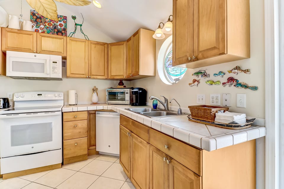 Cottage, 2 Bedrooms | Private kitchen | Coffee/tea maker, fridge, oven, toaster