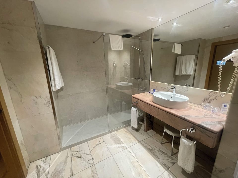 Combined shower/tub, free toiletries, hair dryer, bidet