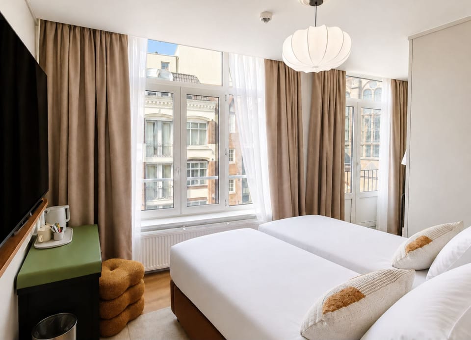 Deluxe Twin Room | In-room safe, desk, iron/ironing board (on request), WiFi (free)