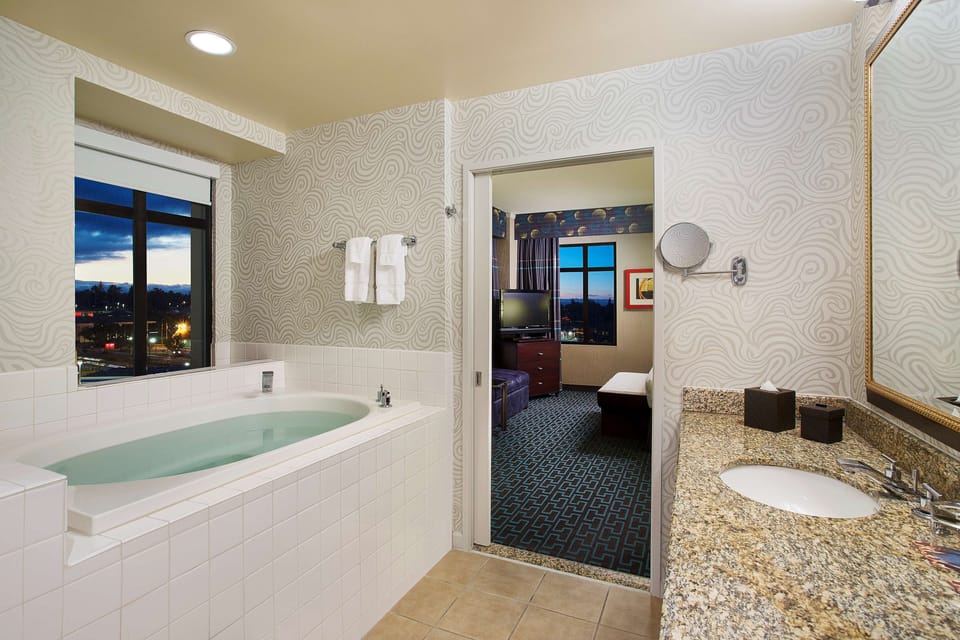 Basic Suite, 1 King Bed, Non Smoking | Bathroom | Free toiletries, hair dryer, towels