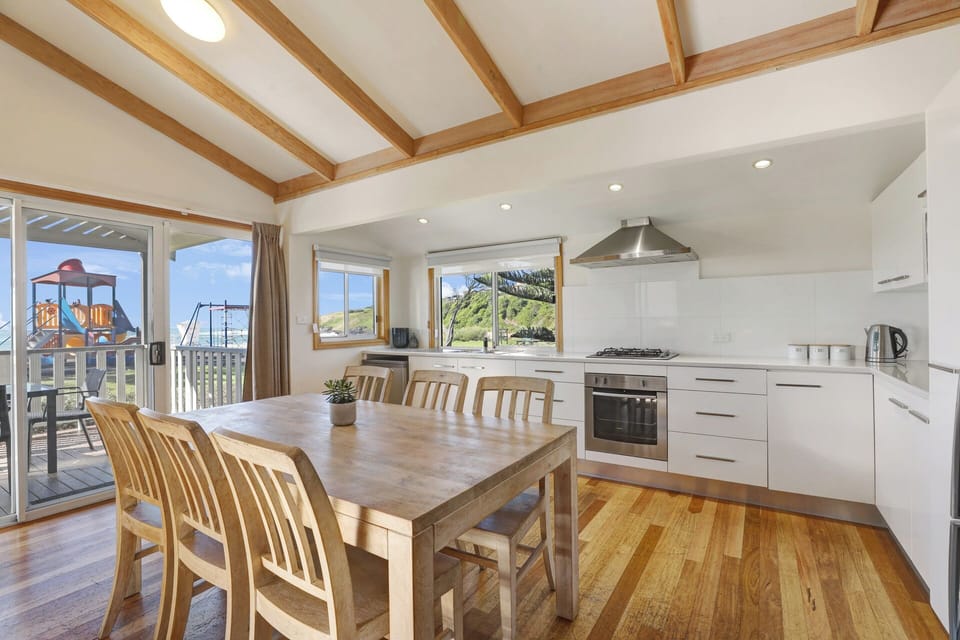 Large Beachside Spa Cabin | Premium bedding, WiFi, bed sheets