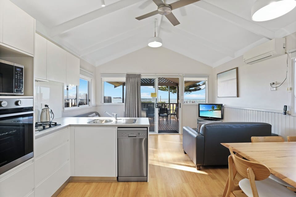 Beachcomber | Private kitchen | Fridge, microwave, stovetop, coffee/tea maker