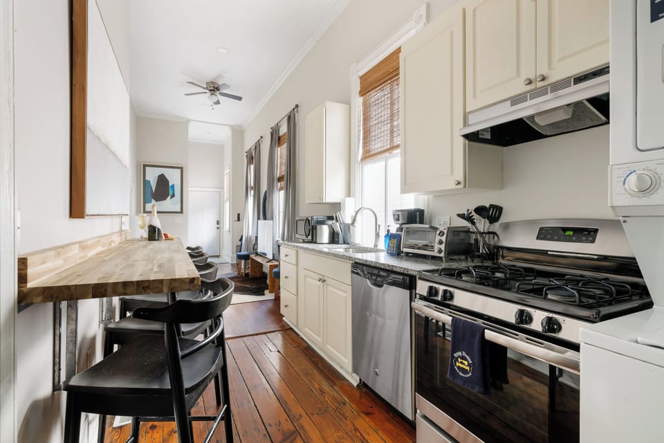 3 Blocks to King Street | 6 BR | Maison de Jasmine