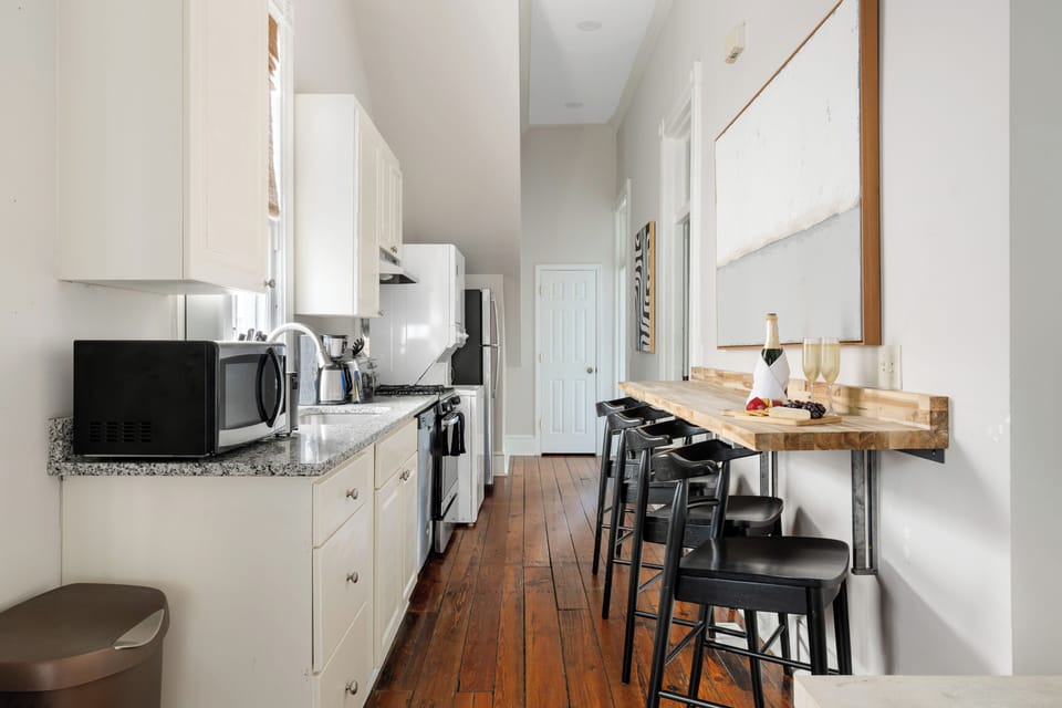 3 Blocks to King Street | 6 BR | Maison de Jasmine