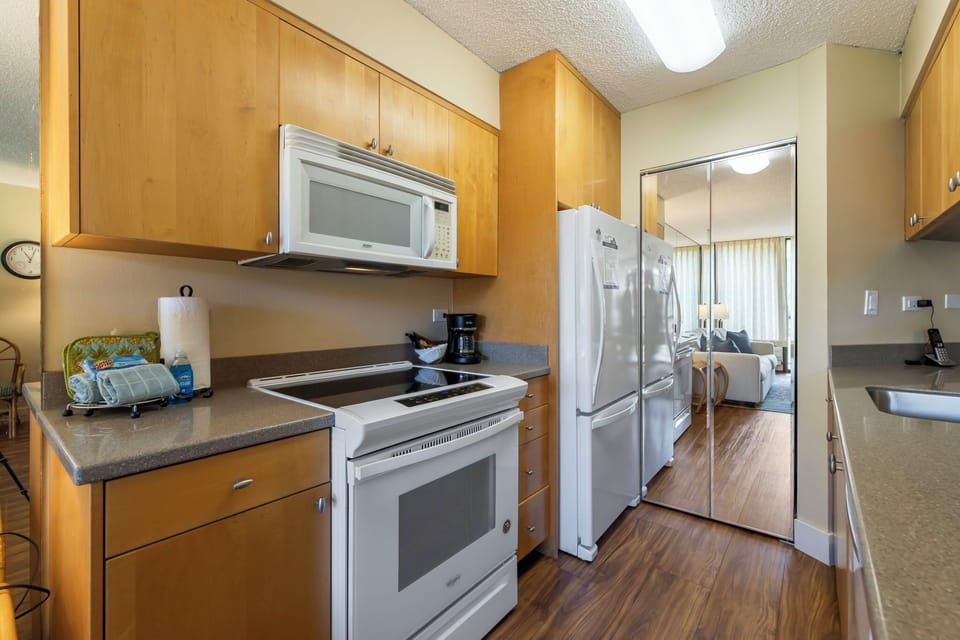 Kitchen - Full size appliances with dishwasher.
