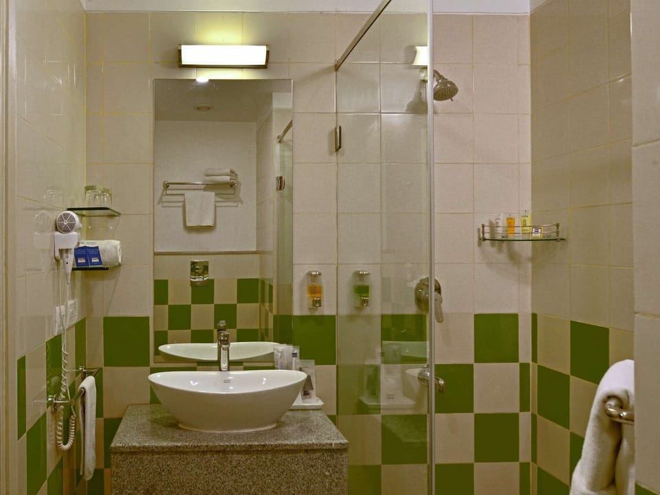 Shower, rainfall showerhead, free toiletries, hair dryer