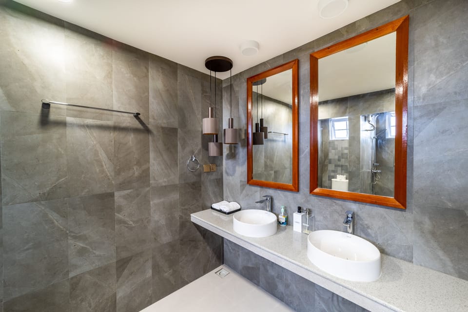 Family Apartment | Bathroom | Shower, rainfall showerhead, free toiletries, hair dryer