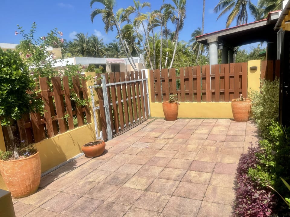 Private patio area back of house 