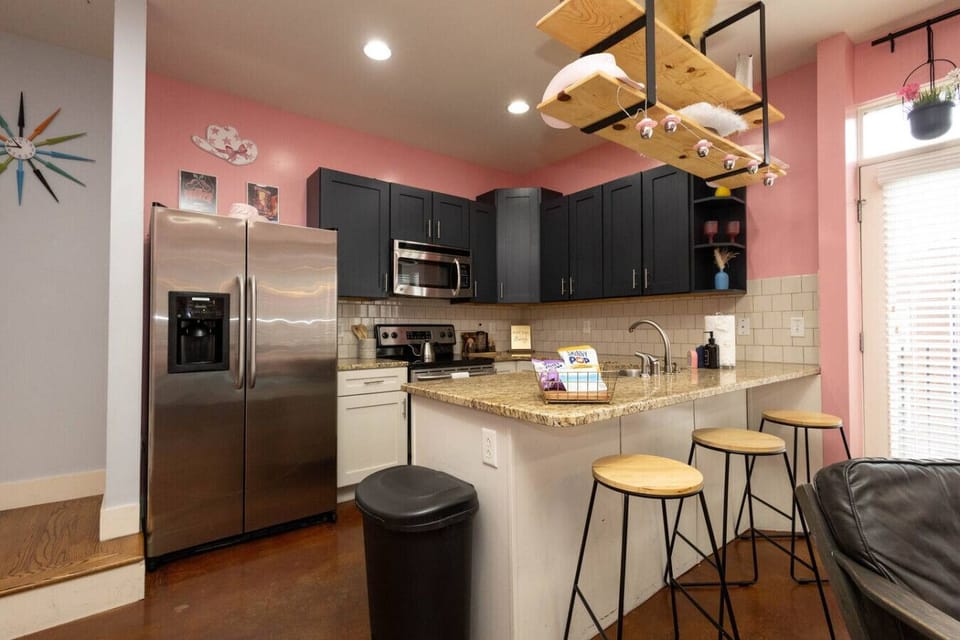 Gather, sip, and snack in this stylish Nashville-inspired kitchen