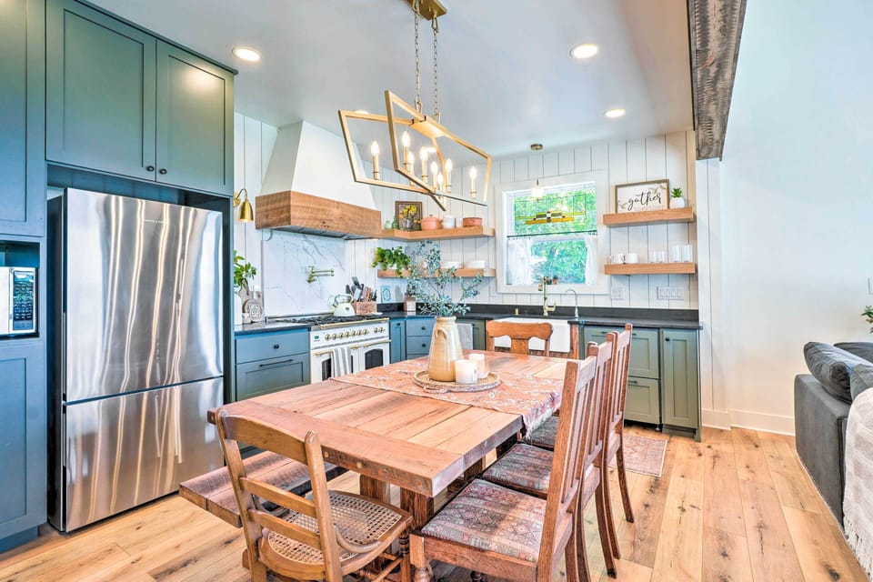 Dining Area | Dishware & Flatware Provided
