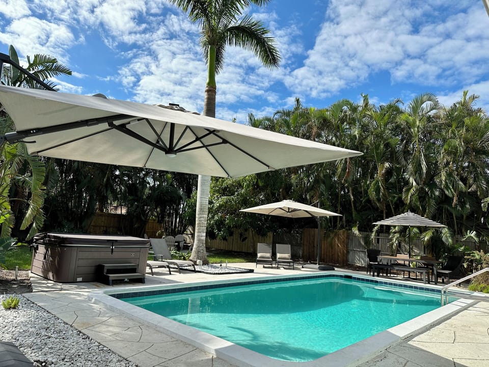 2 new large umbrellas10’x10’ square solar lit. Fenced back yard