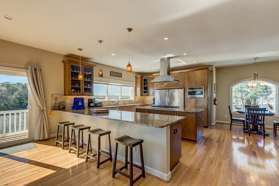Top-Level Kitchen with Bar (seats 4)