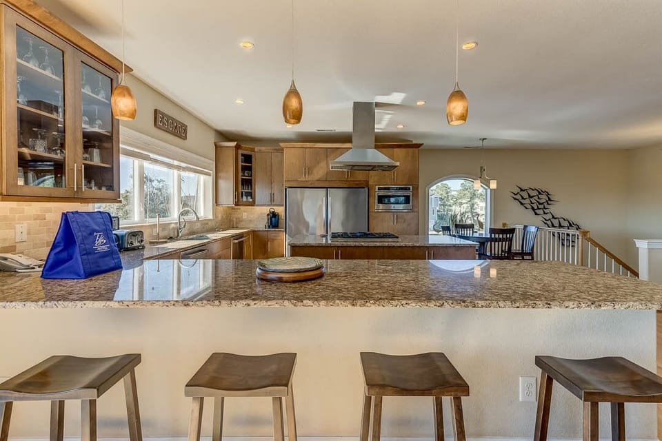 Top-Level Kitchen with Bar (seats 4)