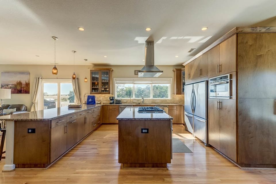 Top-Level Kitchen with Bar (seats 4)