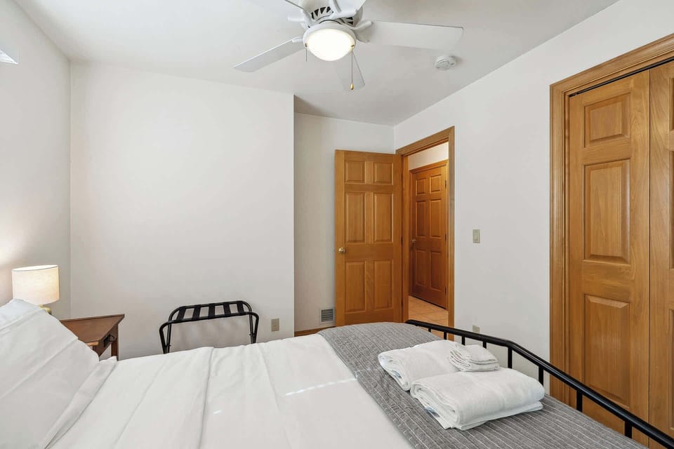 Bedroom 2: includes Queen bed,