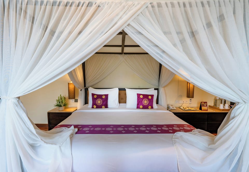 Standard Studio Suite, 1 King Bed, Pool View, Ground Floor | Desk, free WiFi, bed sheets