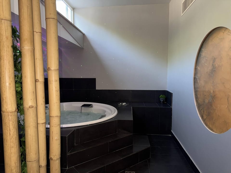 Sauna, hot tub, steam room