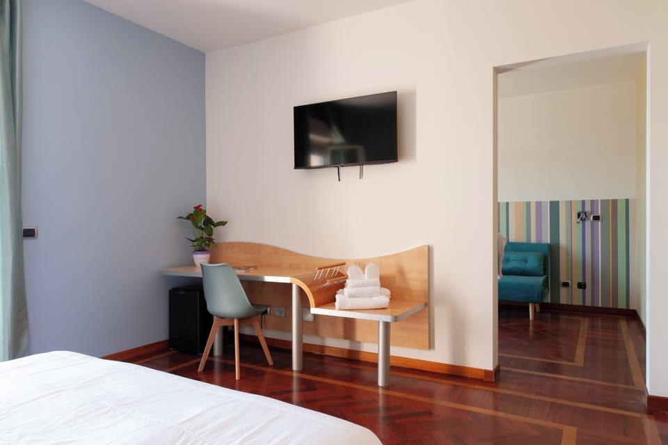 Junior Suite | Desk, bed sheets