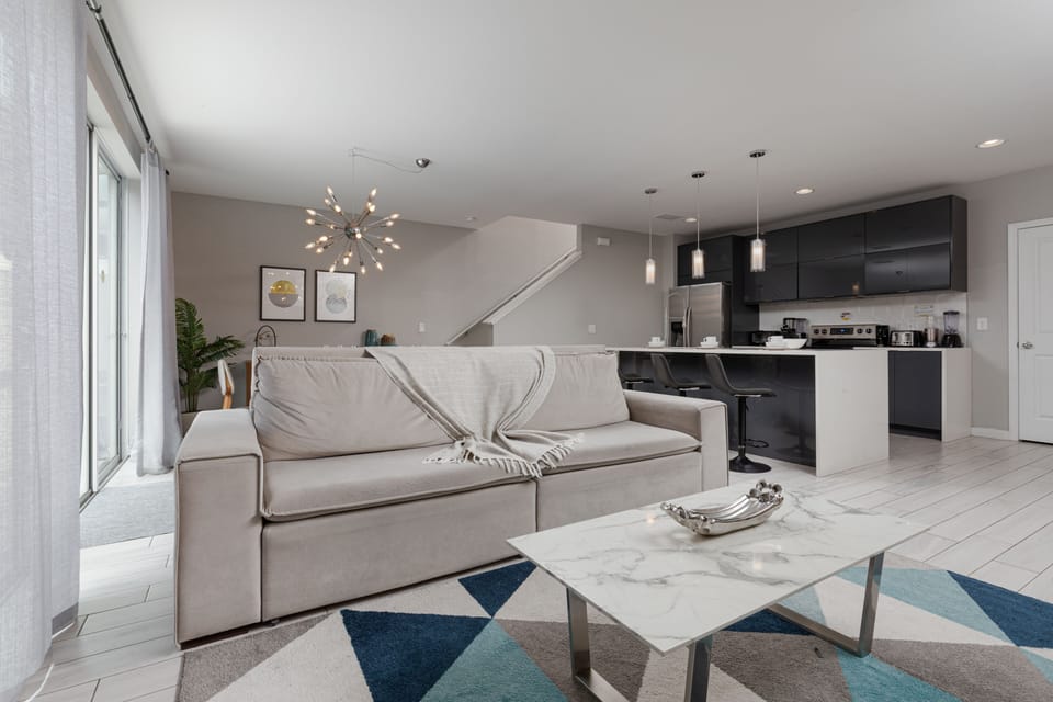 Spacious Living Room for Relaxation and Entertainment.