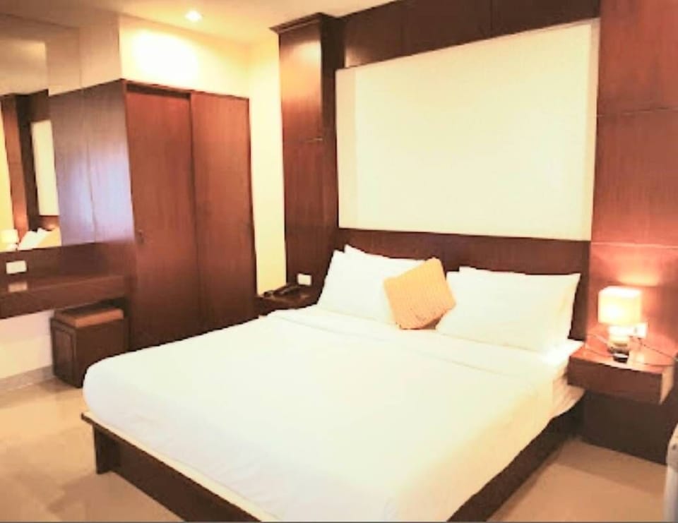 In-room safe, desk, laptop workspace, free WiFi