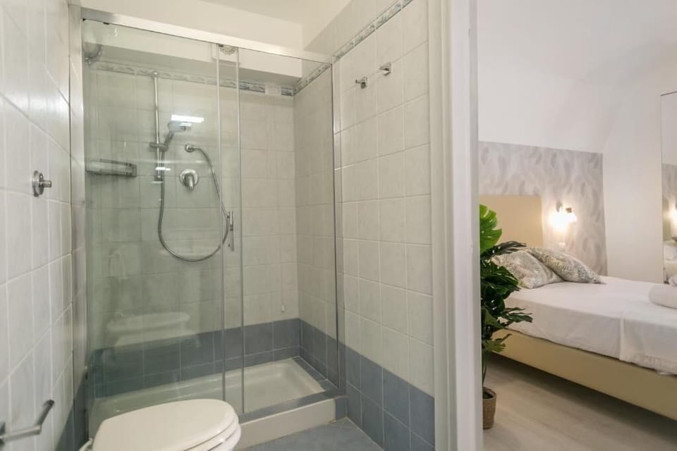 Quadruple Room | Bathroom | Free toiletries, bidet, towels