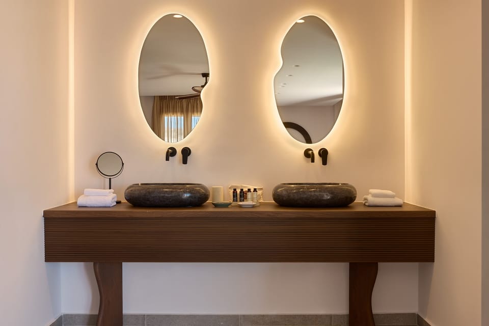 Deluxe Suite, Jetted Tub | Bathroom | Combined shower/tub, hair dryer, bathrobes, slippers