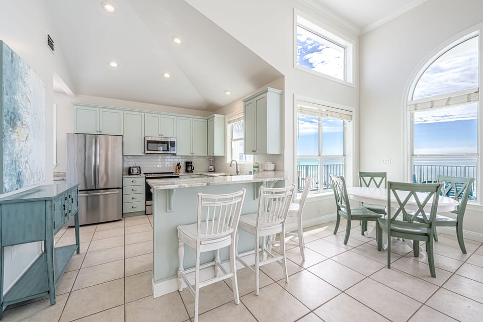 Kitchen & Dining