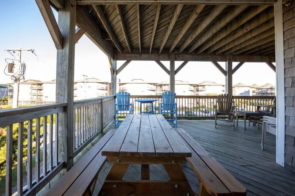 Spacious Covered Outdoor Deck with seating perfect for relaxing/dining