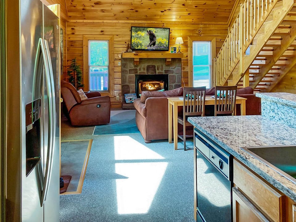 "Cabin was well laid out including large windows to bring in natural light.."