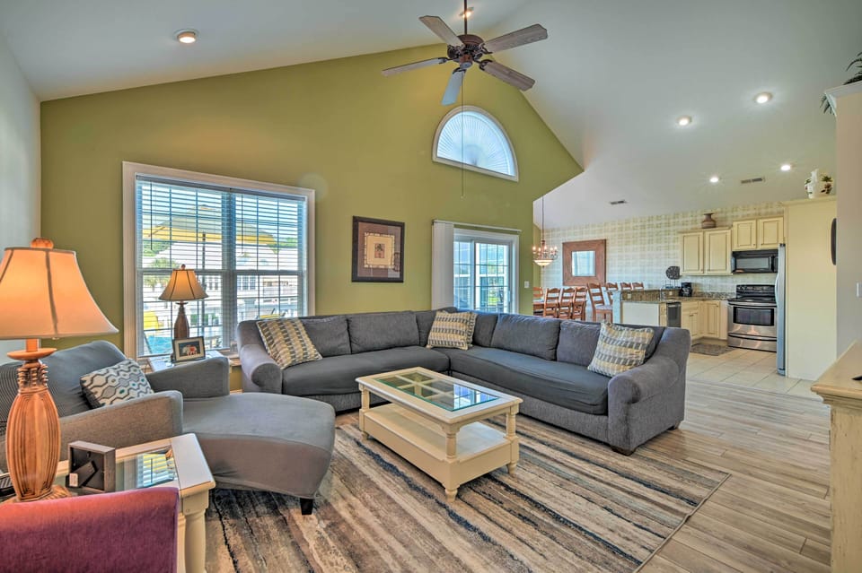 Living Room | Free WiFi | Central A/C | Smart TV