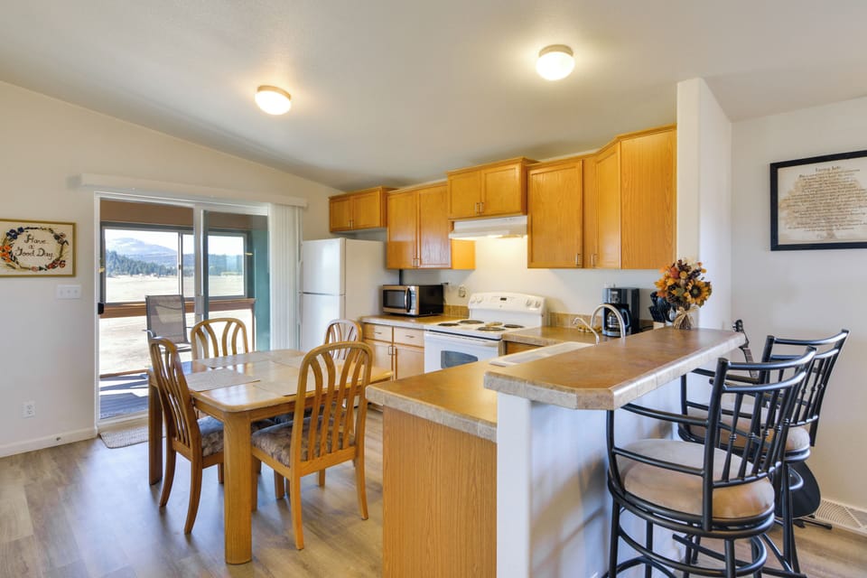 Kitchen | Cooking Basics | Coffee Maker | Paper Towels/Trash Bags Provided